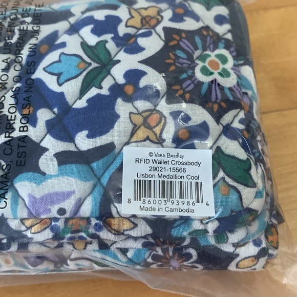 Vera Bradley RFID Wallet Crossbody Blue White "Lisbon Medallion Cool" NEW - Picture 10 of 10